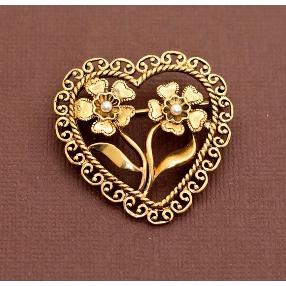 Vintage Floral Heart Sophisticated Gold Tone Brooch by Avon - U16 - Picture 1 of 2